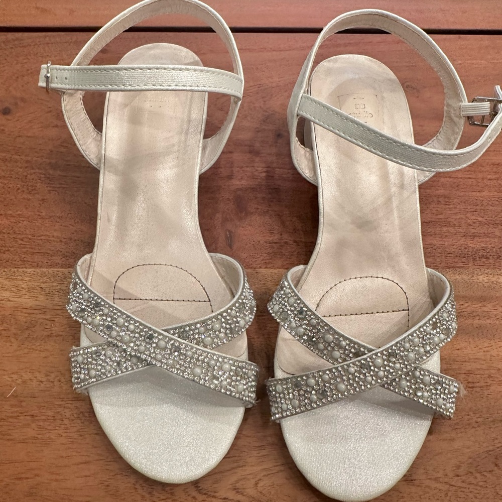 David’s Bridal girls crisscross pearl metallic low-heel sandals size 2Y